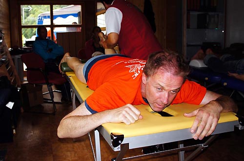 CROSSALPS 2011: Massage der mden Helden im Ziel